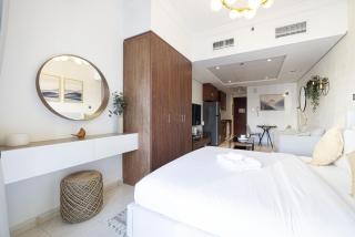 Lake View Studio near Marina with Pool, Balcony and Gym - 7