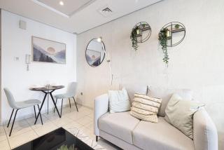 Lake View Studio near Marina with Pool, Balcony and Gym - 3