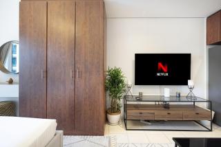 Lake View Studio near Marina with Pool, Balcony and Gym - 4