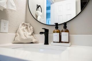 Lux Modern Getaway ATT Stadium Views King Bed - 7