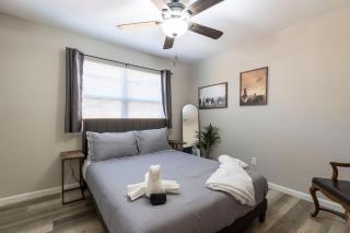 Lux Modern Getaway ATT Stadium Views King Bed - 2