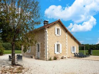 Charming House in Hautefort with Pool & Nature - Hautefort - 3