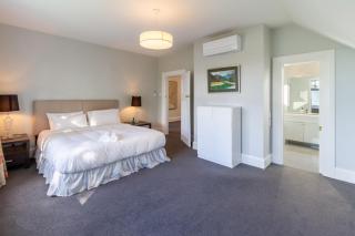 Grand 5-Bedroom Villa in Fendalton - Christchurch - 3