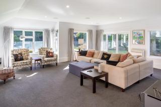 Grand 5-Bedroom Villa in Fendalton - Christchurch - 0