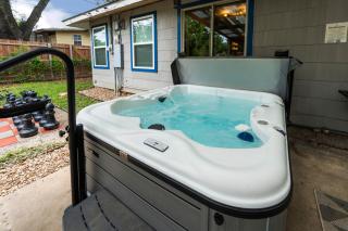 Rare Exclusive Retreat Private Hot Tub King Bed - Saskatoon - 8