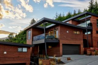 Stunning & modern home with fantastic lake views - 8