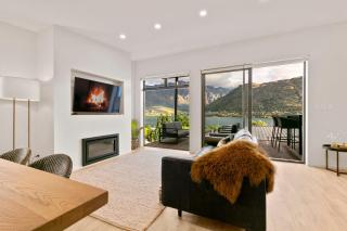 Stunning & modern home with fantastic lake views - Queenstown - 0