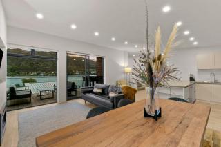 Stunning & modern home with fantastic lake views - Queenstown - 3