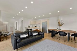 Stunning & modern home with fantastic lake views - Queenstown - 1