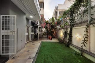 Prutha's Nest Room 1 - opening to vibrant garden - Bangalore - 6