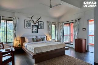 StayVista at Cliffhanger Solitude with Balcony, Lawn - Kolhapur - 5