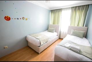 2BR - 1LR Seaview Family Flat 10 Min Walk To Center - 8