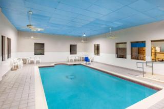 Days Inn & Suites by Wyndham Webster NASA-ClearLake-Houston - Webster - 6