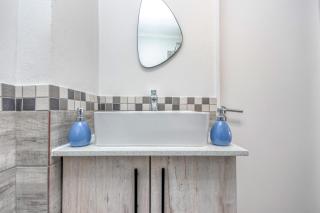 Blue Haven UPS Parking Pool Views - 1