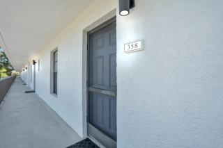 Corner Unit Updated And Near Lobby - Naples - 4