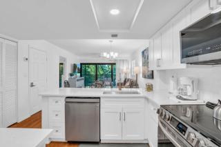 Corner Unit Updated And Near Lobby - Naples - 3