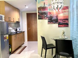 MOA Shell Residences - Big Balcony Facing Pool - Manila - 3