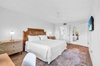Deluxe Condo - Modern Furnishings and Great View - Naples - 9