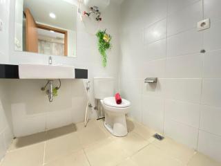 Bright Studio Room at Beverly Dago Apartment By Travelio - Bandung - 6