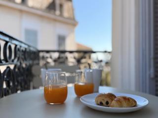 12B - APARTMENT FACING PORT & Town Hall - 7