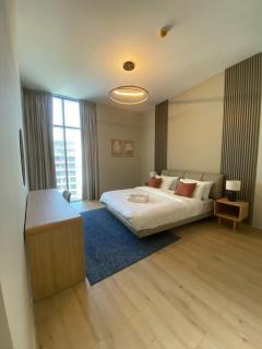 Two-Bedroom Apartment with Prime Metro Access - Dubai - 9