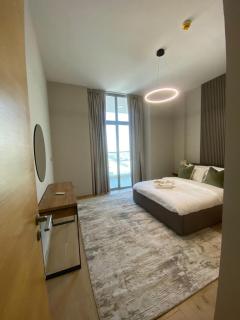 Two-Bedroom Apartment with Prime Metro Access - Dubai - 8
