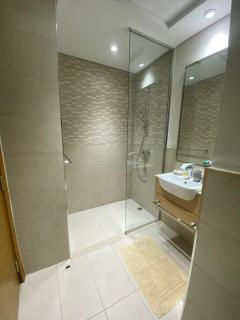 Two-Bedroom Apartment with Prime Metro Access - Dubai - 2