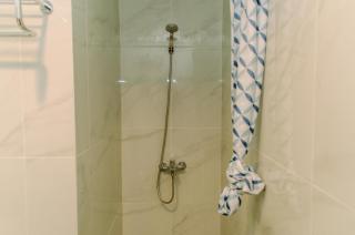 Elegant and Nice 1BR at The Smith Alam Sutera Apartment By Travelio - Tangerang - 5