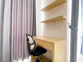 Comfort and Simply Design Studio at Vasanta Innopark Apartment By Travelio - Bekasi - 5