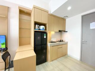 Comfort and Simply Design Studio at Vasanta Innopark Apartment By Travelio - Bekasi - 4