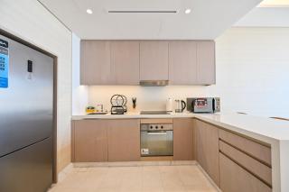 Stylish 1-BR Retreat with Sweeping Views in Palm Tower - 6