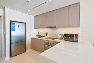 Stylish 1-BR Retreat with Sweeping Views in Palm Tower - 5