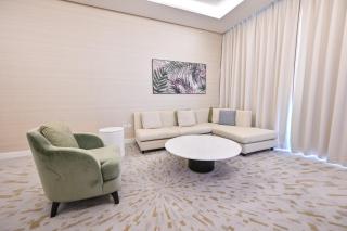 Stylish 1-BR Retreat with Sweeping Views in Palm Tower - 4