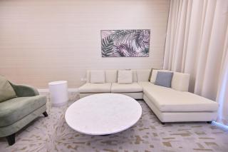 Stylish 1-BR Retreat with Sweeping Views in Palm Tower - 9