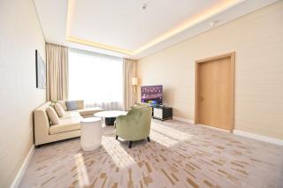 Stylish 1-BR Retreat with Sweeping Views in Palm Tower - 0