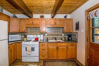 88 Acres Cottage in Big Bear w HotTub & Fireplace - Big Bear City - 3