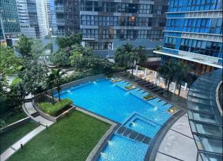 BGC Taguig Uptown 3BR corner unit with pool view, bath tub, wifi, beside Landers BGC - Manila - 7