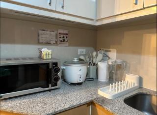 BGC Taguig Uptown 3BR corner unit with pool view, bath tub, wifi, beside Landers BGC - 3