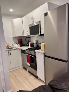 1st Floor Separate Entrance Bachelor-Studio Apartment Near Hamilton Airport, Mohawk College, St Josephs Hospital - Hamilton - 0