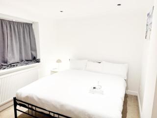 3-Bed Apt-15 Mins to Heathrow-Pet-Friendly-Parking - 1