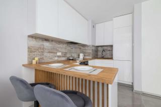 Nowoczesny Apartament w Gliwicach z Umeblowanym Balkonem by Noclegi Renters - Gliwice - 1