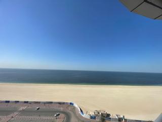Beachfront gem, waves and sunset - Ajman - 7