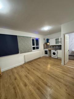 Captain studio flat bed and free pizza - Eltham - 2