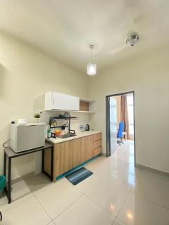 Mesahill Studio King PoolView With New FullBody Massage Chair Above Shopping Mall, Bowling & Cinema, 5 Minutes to USIM, Nilai - 24H Self and Easy Check In - 2