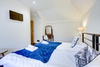 Charming 4-Bed Countryside Retreat with Parking - Batheaston - 5