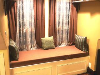 Quaint 3rd Floor Loft - - 3