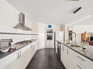 Busselton Broadwater Holiday Home - 9