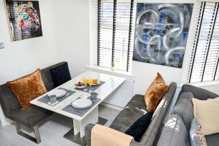 Modern, Spacious Home Near City Centre, Workspace & WiFi, - Manchester - 8