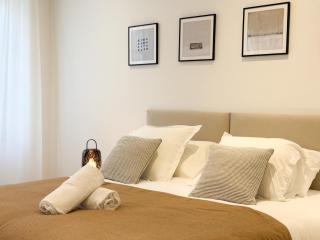 5A - APARTMENT FACING PORT & Town Hall - 4