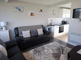 Modern Airy Chalets on popular California Sands Holiday Park - short walk to beach, Nr Norfolk Broads & Great Yarmouth - Scratby - 0